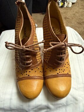 Gold Button Two-Tone Tan and Brown Lace-Up Heeled Oxfords